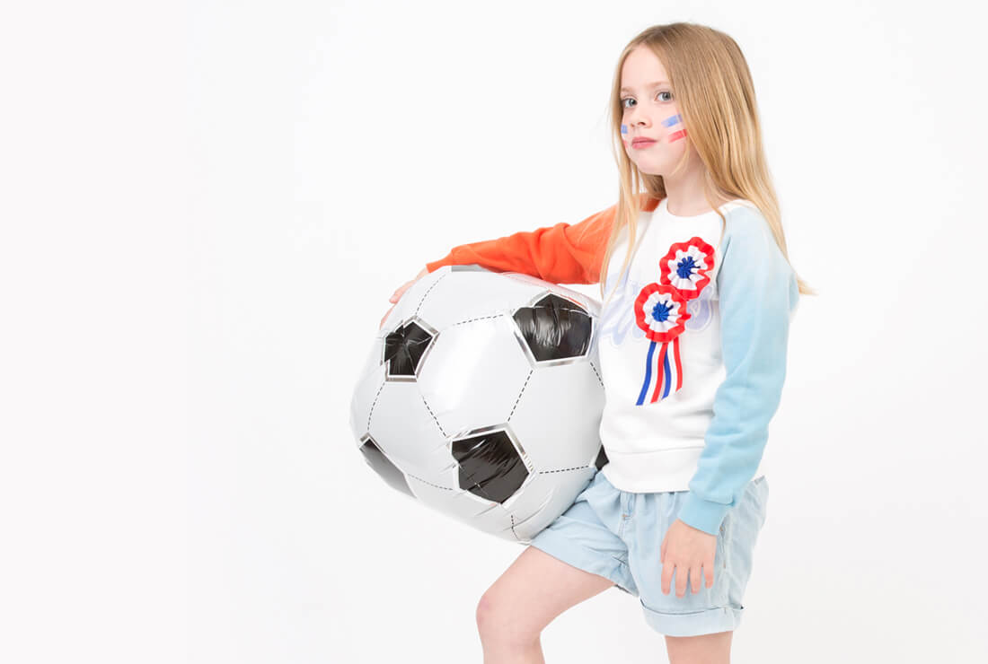 Comment décorer pour un anniversaire fille sur le thème football ? 