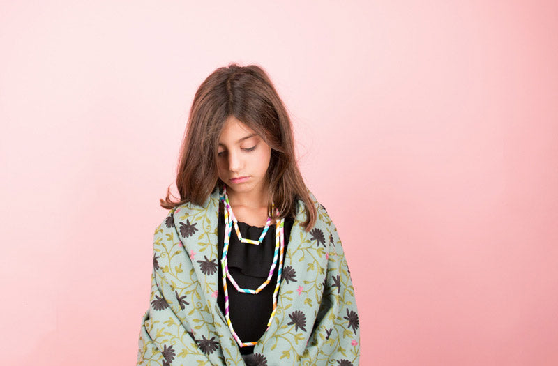 Tuto facile et gratuit deguisement enfant : collier Frida Kahlo