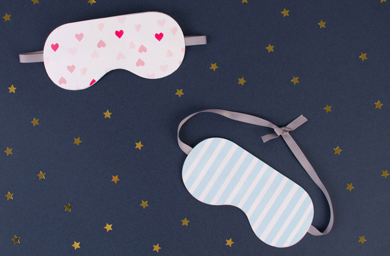 DIY facile pour fabriquer des cartes d'invitation pour pyjama party