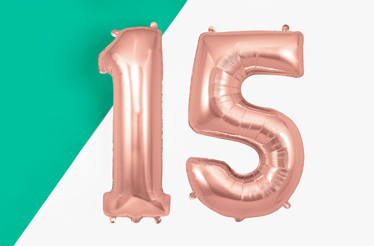 Idées pour anniversaire 15 ans avec des ballon chiffre rose gold