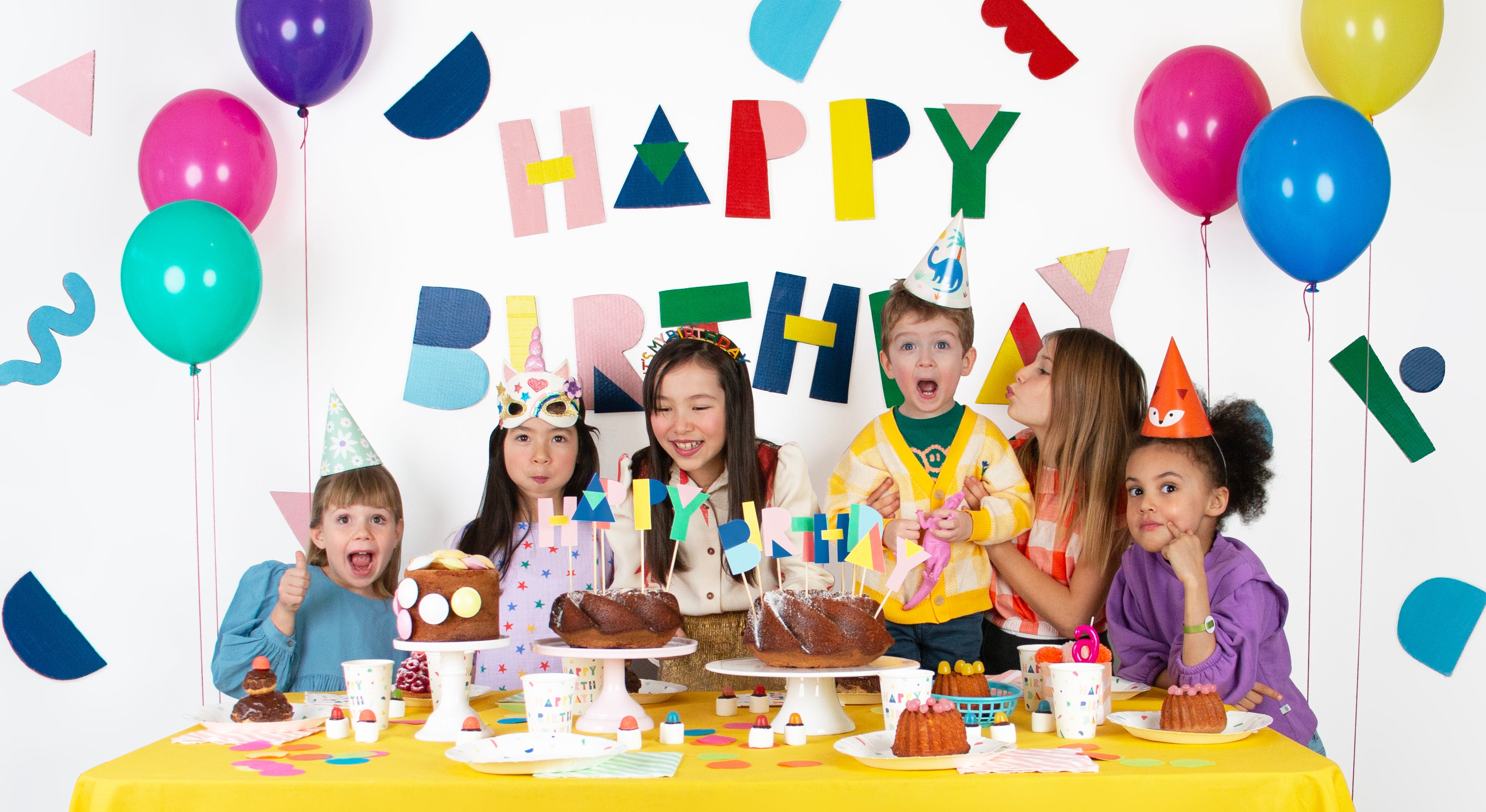 Tous les produits indispensables pour un anniversaire enfant : ballons, bougies, pinatas...