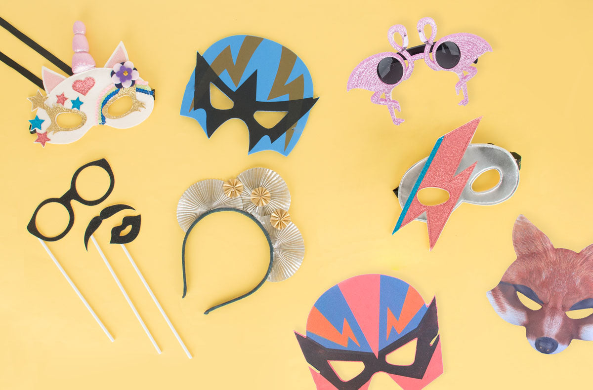 Des accessoires de déguisement pour enfant, masque, baguette magique et autres