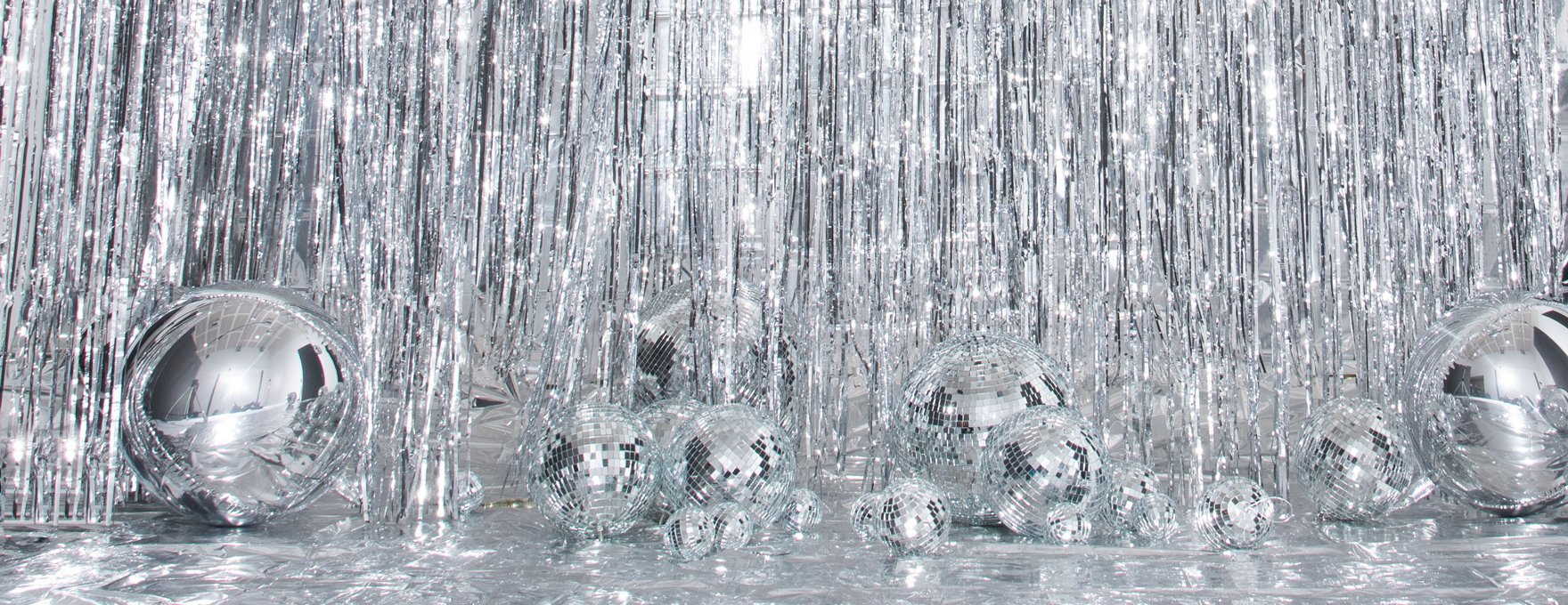 L'argenté, c'est la couleur de la fête par excellence ! Pour un mariage, le nouvel an ou pour une soirée années 20 la décoration de fête argentée est un passage obligé !