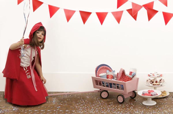 Un anniversaire petit chaperon rouge pour une déco rouge assumée