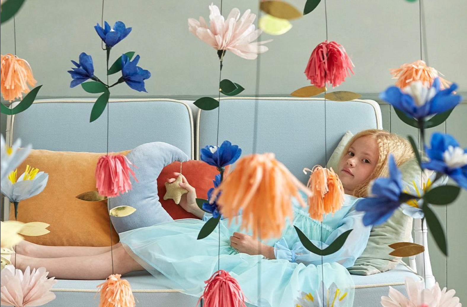 Pour une belle décoration de fête, les fleurs restent un incontournable, décoration poétique et bucolique assurée pour votre soirée