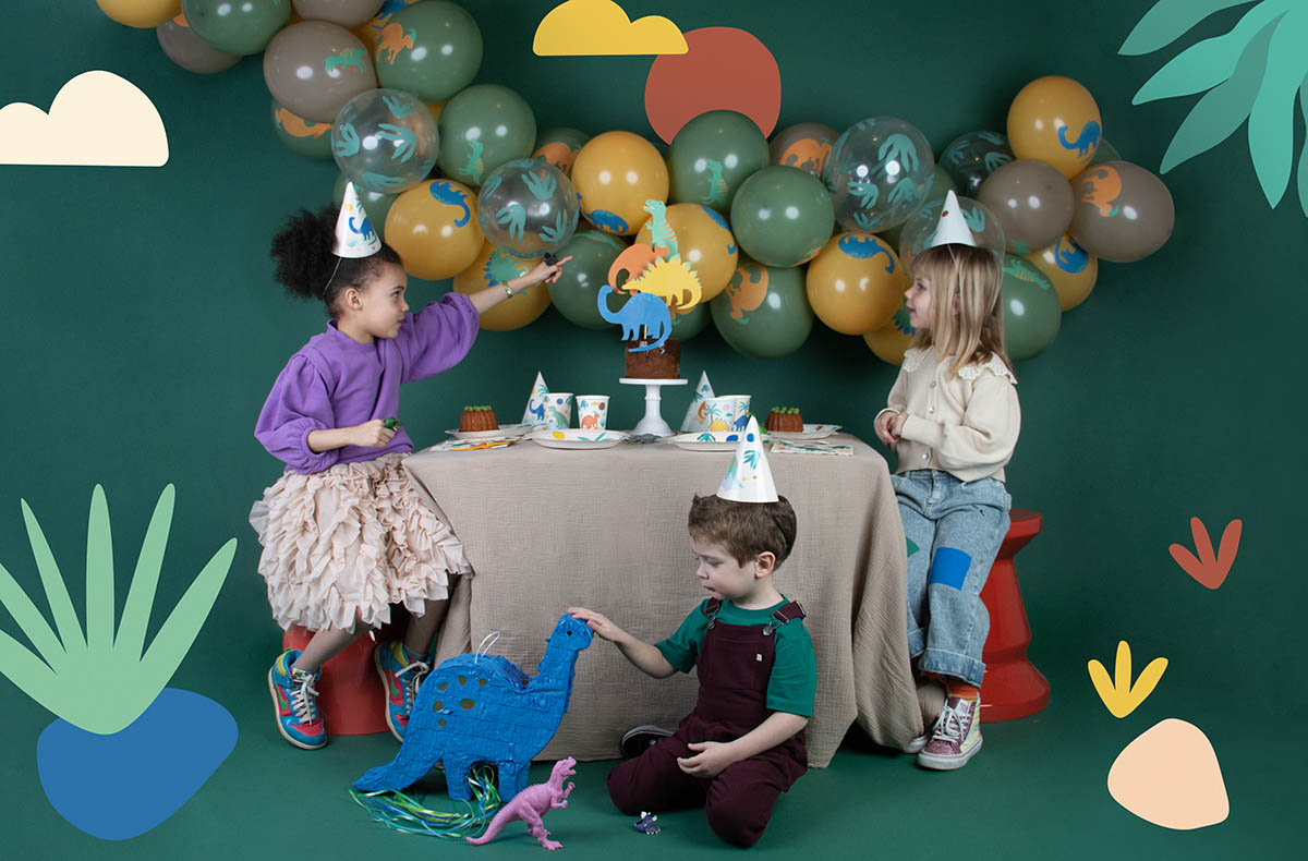 Anniversaire dinosaure : deco de fete, ballons et pinatas !