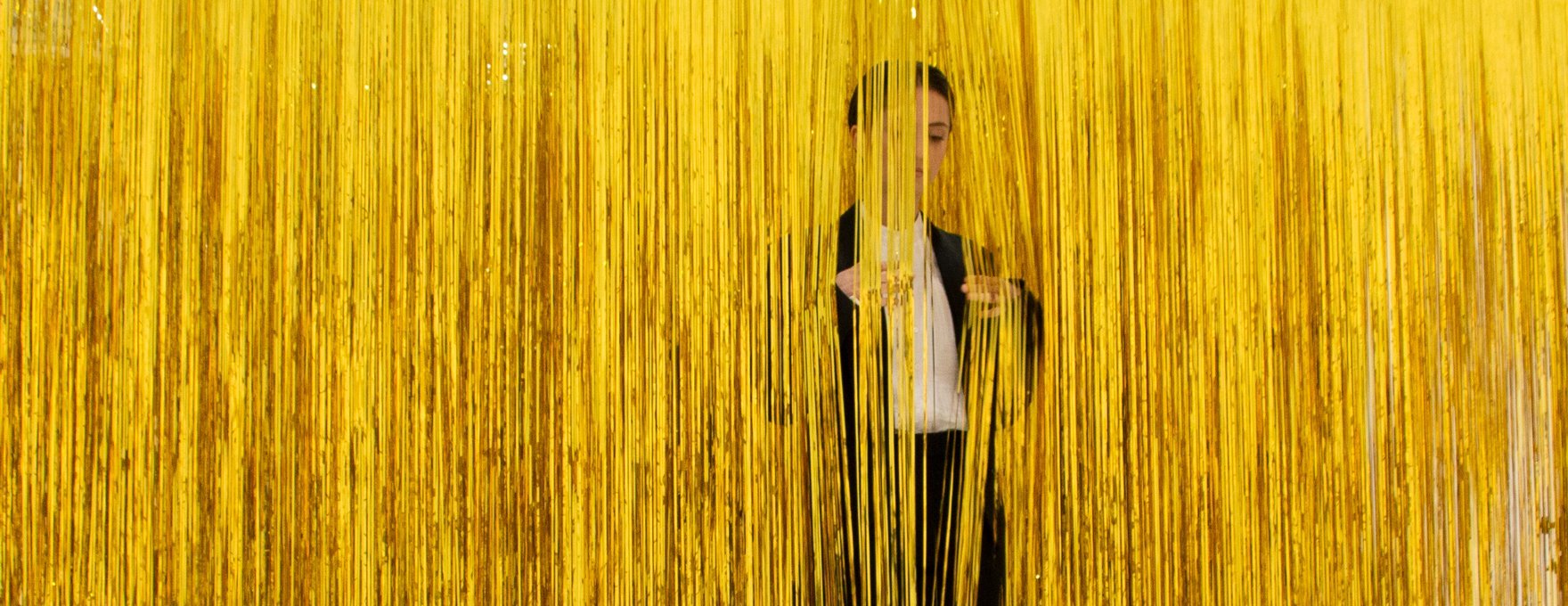 Le doré, c'est la couleur de la fête par excellence ! Pour un mariage, le nouvel an ou pour une soirée années 20 la décoration de fête dorée est un passage obligé !