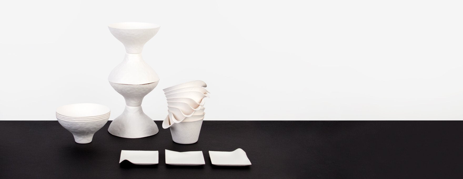 Sobre et intemporel, le noir et blanc est toujours une bonne option pour une décoration de soirée. Pour un thème Colombine, une fête 101 dalmatiens, ou simplement une décoration sobre, la décoration noir et blanc fait son effet !