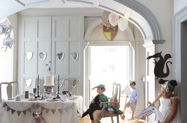 Tout pour un anniversaire chevalier : un déguisement chevalier enfant, des jeux chevalier, un casque de chevalier...