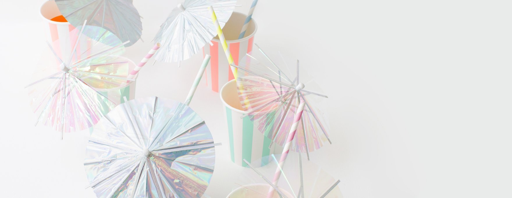 Pour nos soirées, on veut que ça brille ! La décoration iridescente est parfaite pour toutes vos fêtes: ambiance sirène, princesse ou pour le Nouvel An !