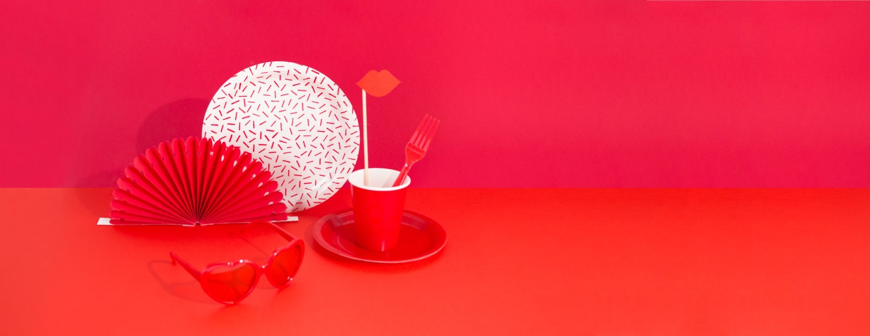 Le rouge la couleur des soirées passionnées, mais aussi parfait pour une fête ambiance Moulin Rouge ou cabaret !