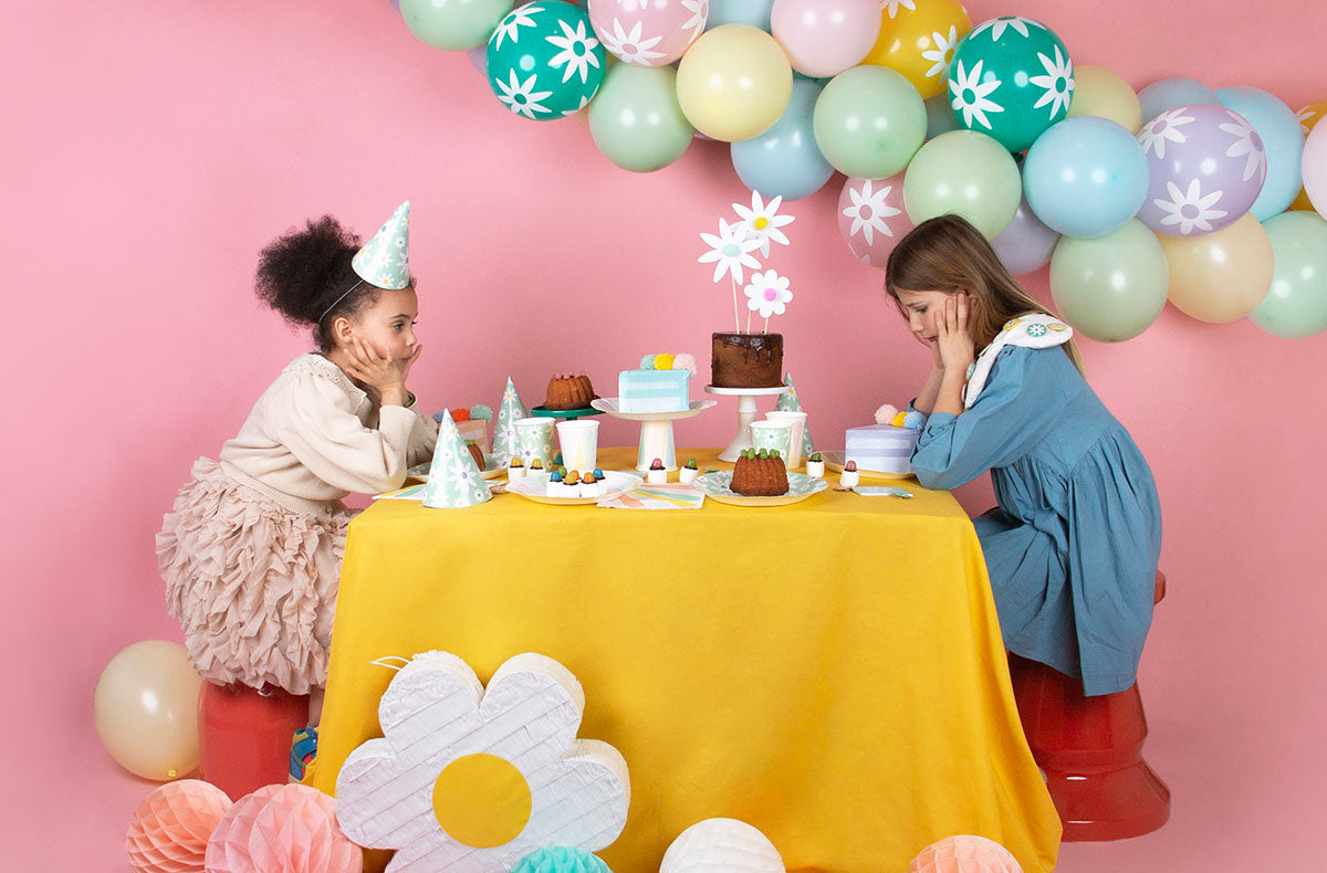 Décoration anniversaire et fête printanière fleurie et colorée