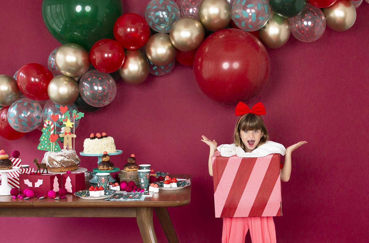 Une fête enfant pour Noël, petits lutins et rennes
