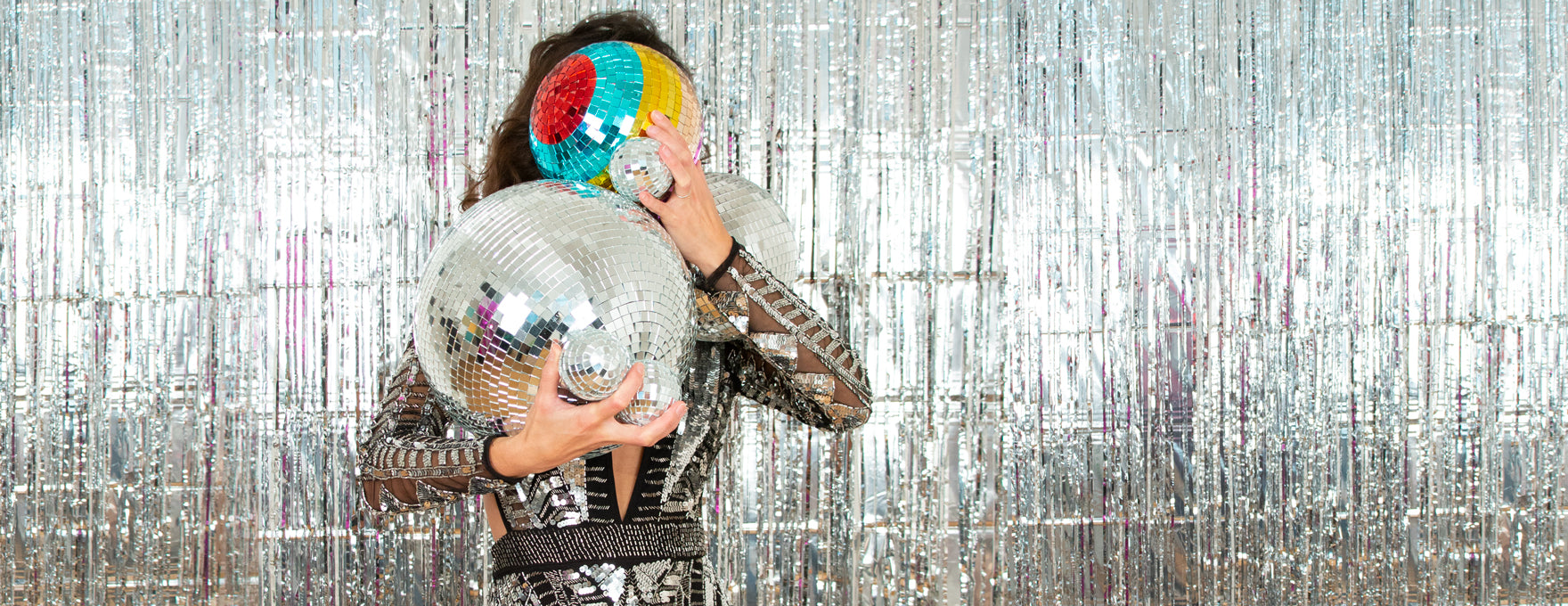 Un beau rideau irisé pour une soirée disco et des suspension pour une déco de fête canon