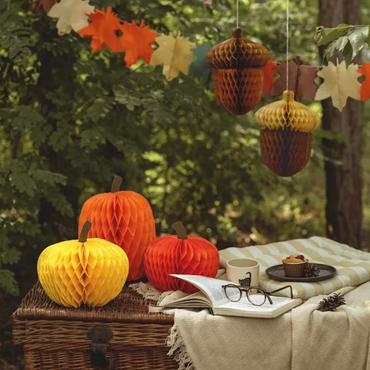 guirlande en papier feuilles d'automne pour une fĂȘte anniversaire sur le thĂšme animaux des bois