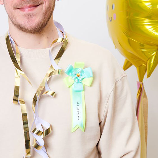 Badge d'anniversaire garçon : accessoire anniversaire