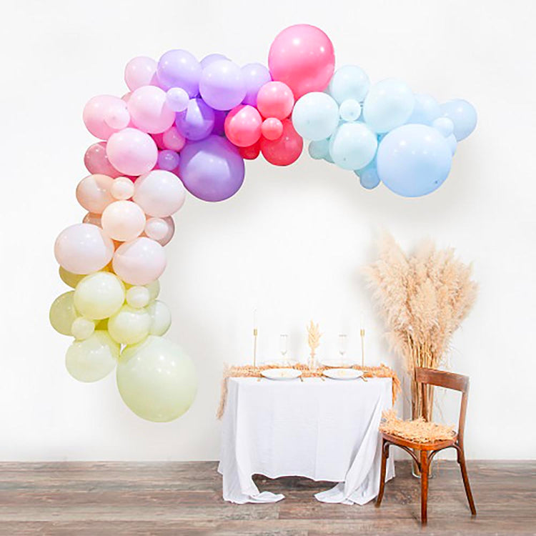 Arche ballons pastel pour fĂȘte douce et colorĂ©e