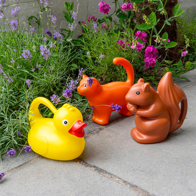 Arrosoir en forme de chat pour s'amuser dans le jardin