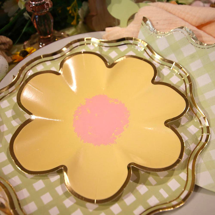 Assiettes en carton marguerite, ambiance printaniÚre et élégante