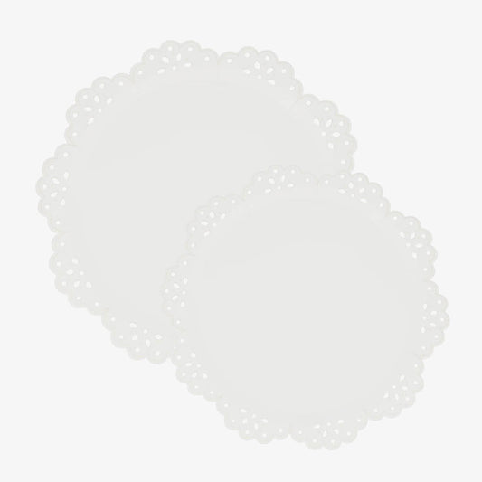 Assiettes dentelle blanche, touche élégante pour mariage