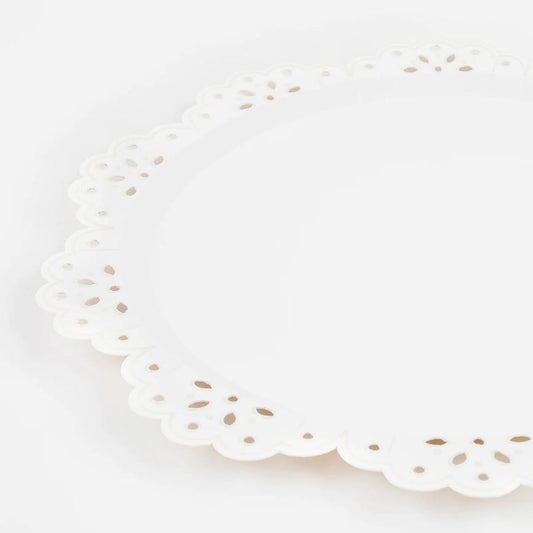 Assiettes blanches broderie anglaise, vaisselle chic jetable