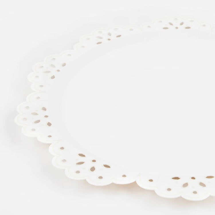 Assiettes blanches broderie anglaise, vaisselle chic jetable