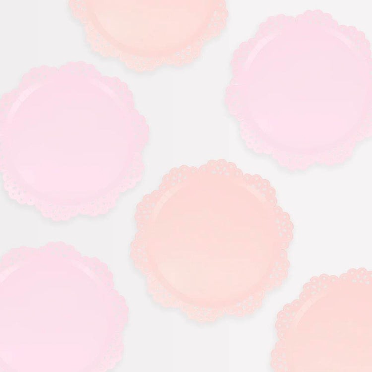 Vaisselle rose broderie anglaise, élégance pour baby shower