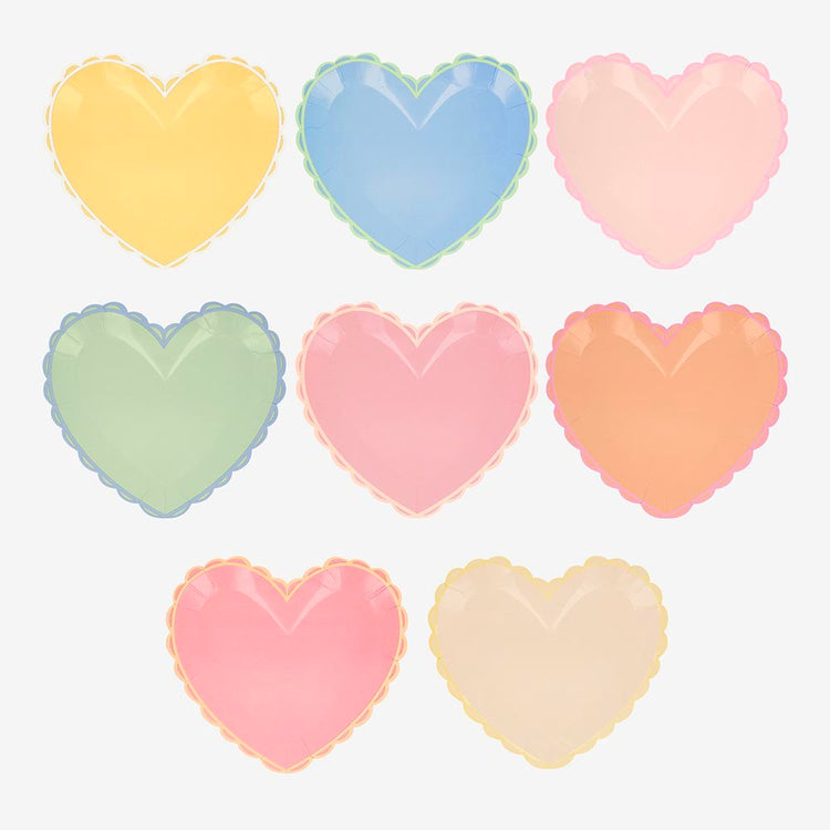 Assiettes en carton cœurs pastel : deco de table baby shower