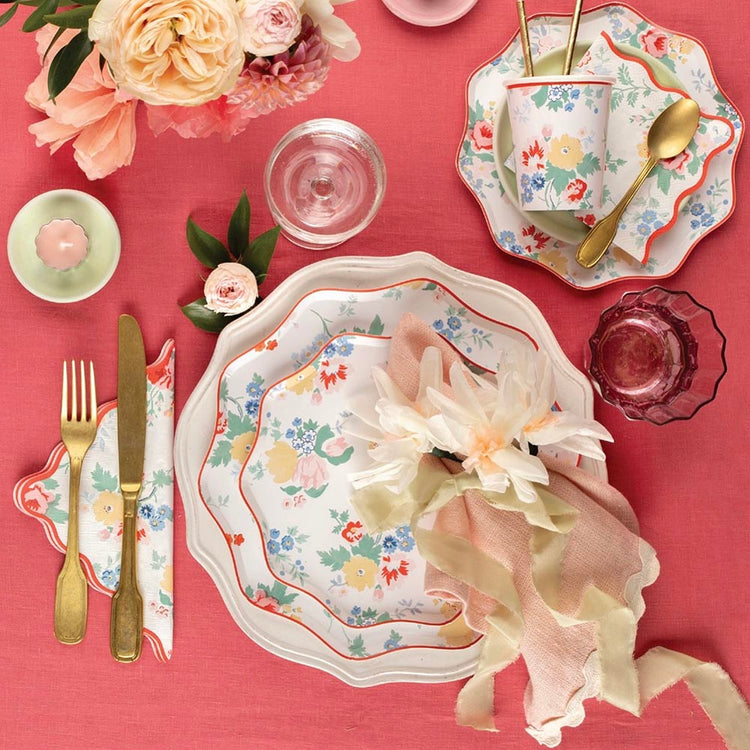 Set d'assiettes grosses fleurs, un imprimé vibrant et joyeux