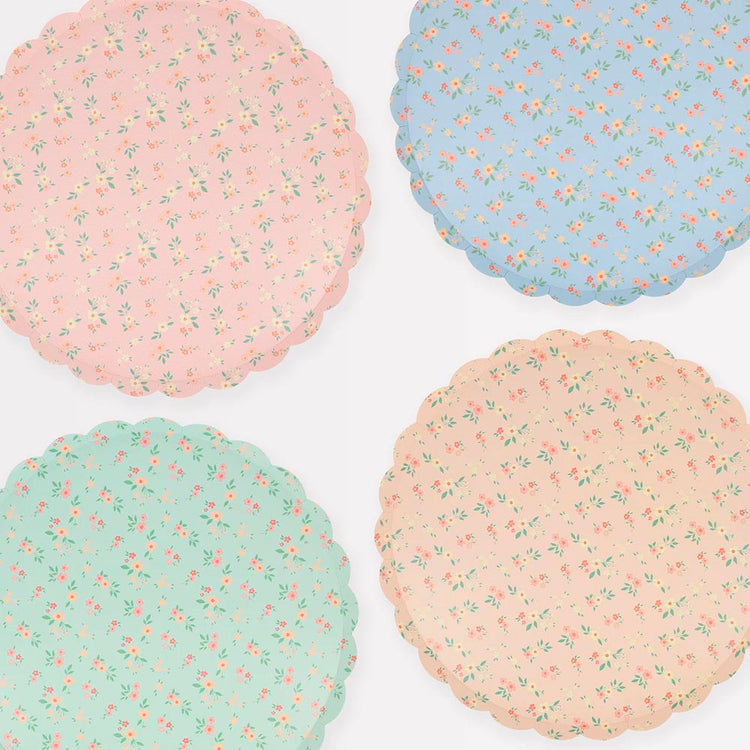 Set d'assiettes fleurs vintage, idéal pour une touche romantique pour anniversaire