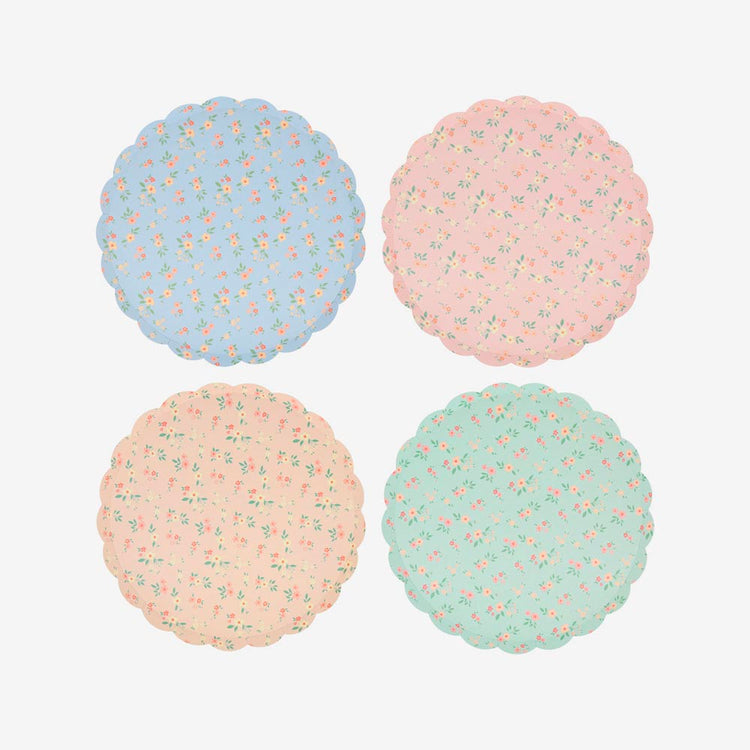 Set d'assiettes fleurs vintage, parfait pour une fĂȘte romantique