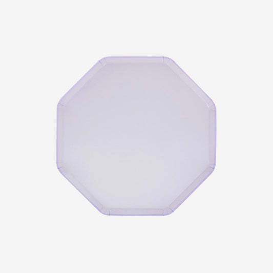 Une touche sophistiquée avec ces assiettes mauves pour un mariage