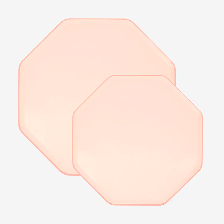 Assiettes rose pĂȘche, une couleur douce et tendance pour une baby shower