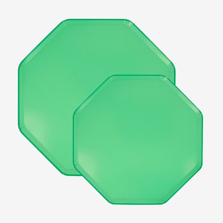 Assiettes en carton vert émeraude, idéales pour un anniversaire nature