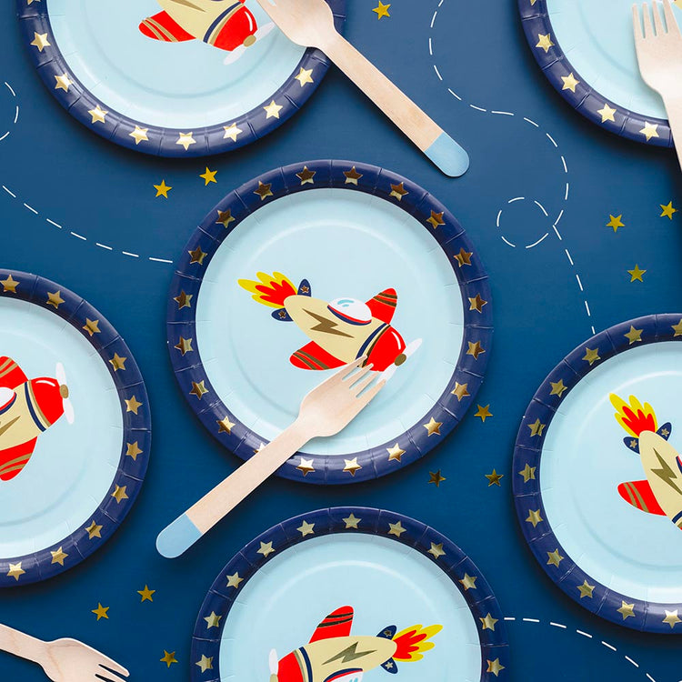 Décoration de table anniversaire avec assiettes en carton avion