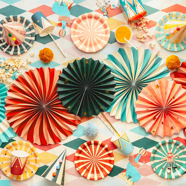 Vaisselle jetable cirque colorées, pour déco de table anniversaire