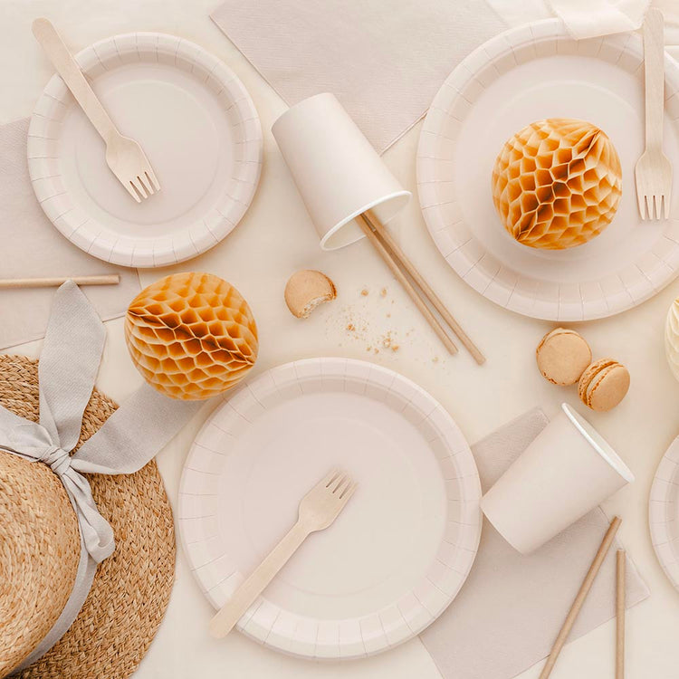 Assiettes blanches : décoration anniversaire