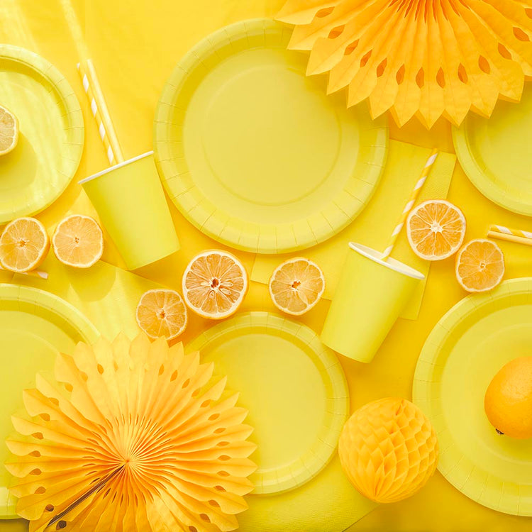 Assiettes jaunes : décoration anniversaire