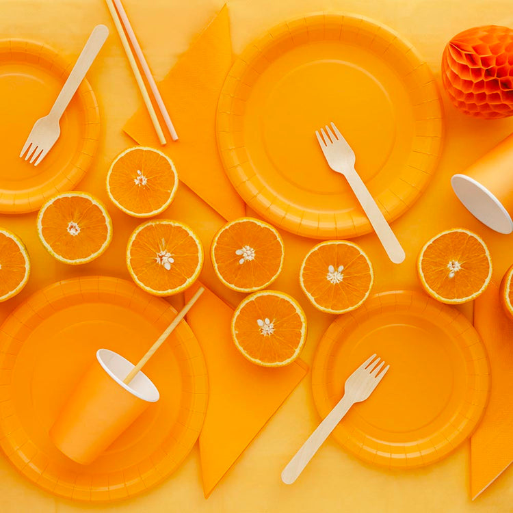 Assiettes oranges : décoration anniversaire