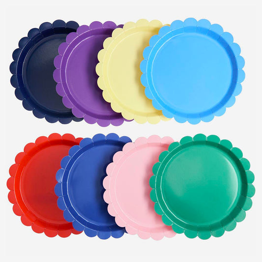 Assiettes multicolores pour fête joyeuse et anniversaire