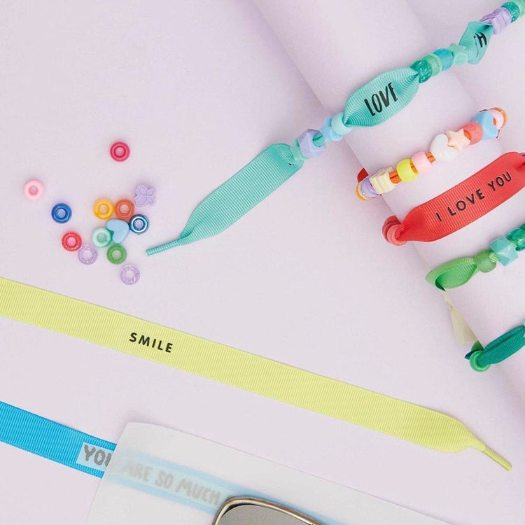 Perles et rubans multicolores pastel pour faire des bijoux soi meme