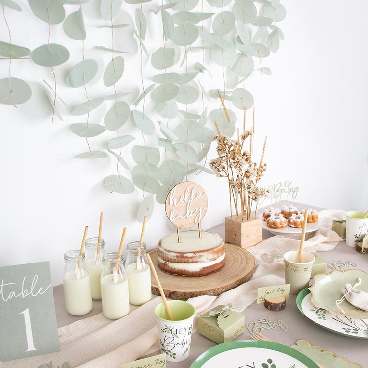 Idée de décoration de table baby shower avec bouteille en verre