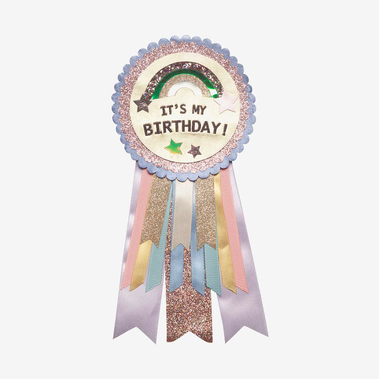 Badge anniversaire arc-en-ciel : accessoire déguisement enfant anniversaire