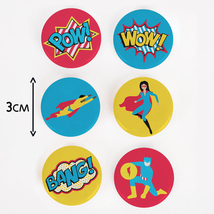 1 badge super heros : petit cadeau pour pochette surprise
