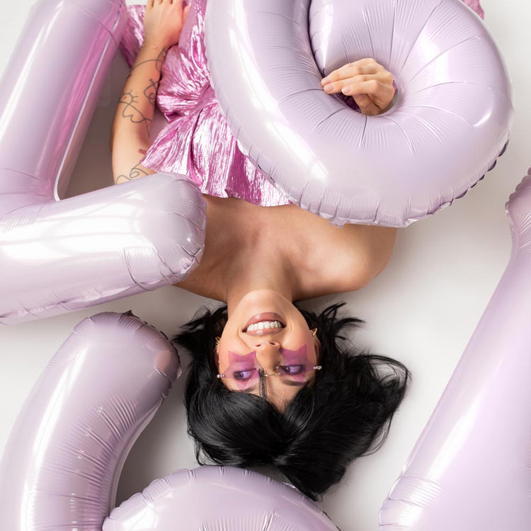 Ballon géant chiffre mauve parfait pour une décoration de mariage