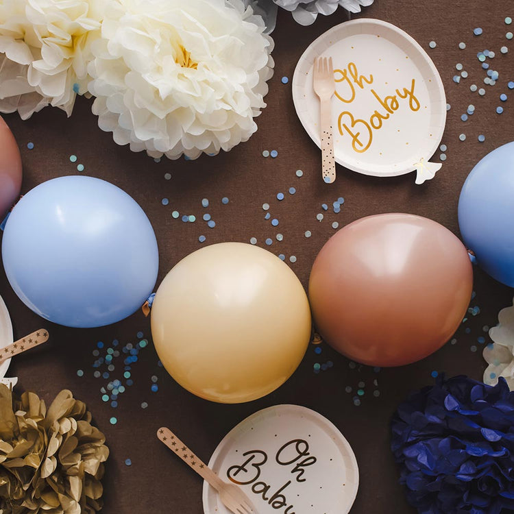 Décoration baby shower : guirlande de ballons nude et bleu