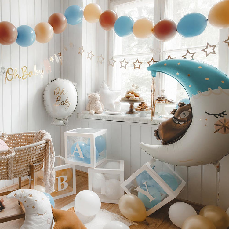 Idée déco pour baby shower avec des ballons à relier bleu clair