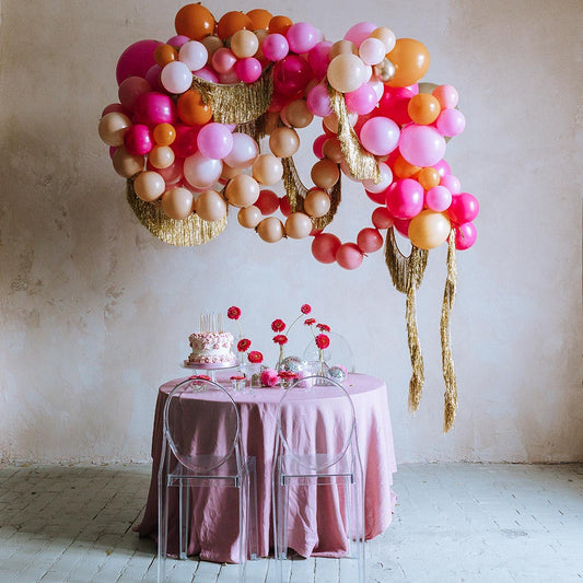 Arche de ballons rose et or avec des ballons à relier nude