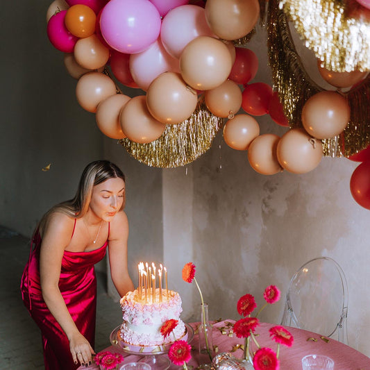 Décoration saint valentin avec des ballons roses à relier