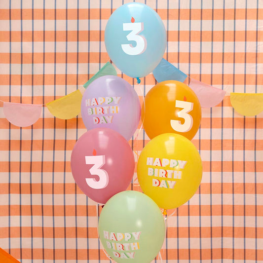 ballons happy birthday chiffre age trois ans pour grappe de ballons jaune, mauve et bleu et vert
